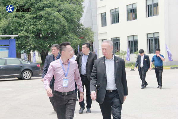 藍(lán)炬星電器總經(jīng)理錢(qián)松良先生(左)