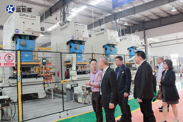 參觀&ldquo;智能智造小鎮(zhèn)&rdquo;