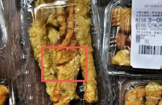 ▲ 外賣點到發(fā)霉油條，紅框內(nèi)霉菌明顯