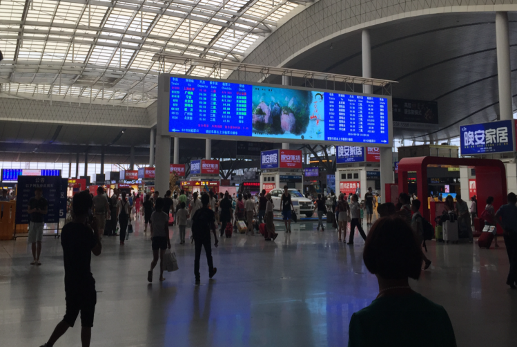 西廣場(chǎng)二樓 候車(chē)大廳兩塊LED電子屏