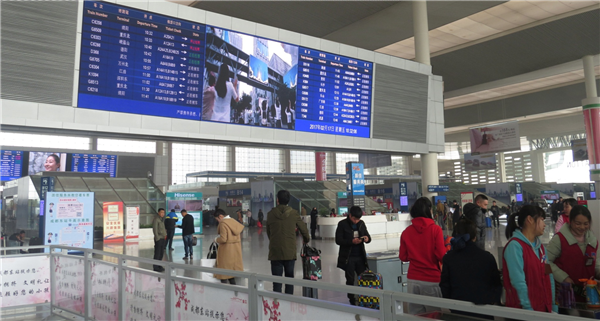 候車(chē)大廳北進(jìn)站口兩塊LED電子屏