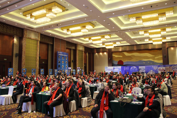 (貴賓們參觀藍炬星智能智造小鎮(zhèn))