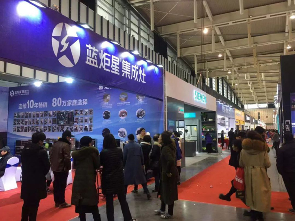 (藍(lán)炬星展會(huì)現(xiàn)場人頭攢動(dòng))