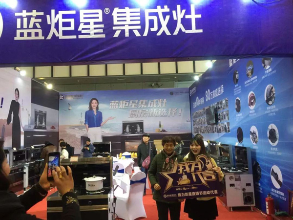 (藍(lán)炬星部分簽單合影)