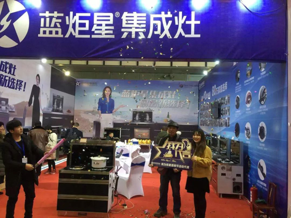 (藍(lán)炬星部分簽單合影)