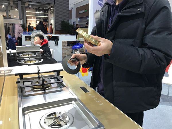 (觀展者對(duì)藍(lán)炬星產(chǎn)生濃厚興趣)