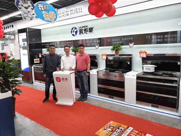 錢總與藍炬星國美負責人袁總(左)楊總(右)合影留念