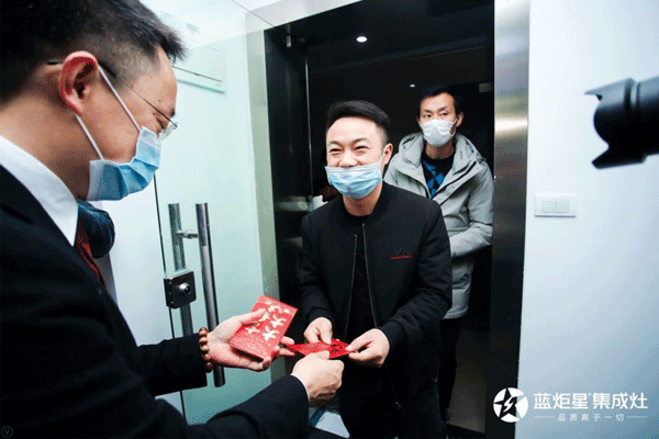 錢松良董事長向所有到會恭賀人員派發(fā)開業(yè)利是