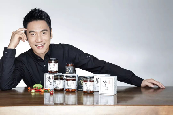 林依輪自己創立的辣醬品牌飯爺