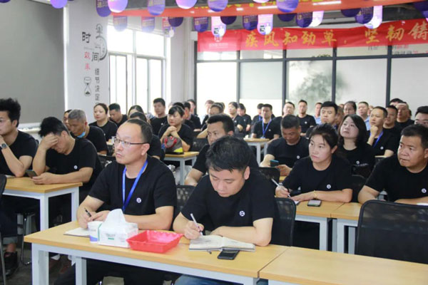 各位核心加盟商認(rèn)真聽取戰(zhàn)略規(guī)劃并做好筆記