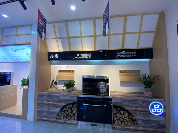 梁芳店內(nèi)涵蓋多款藍炬星爆品