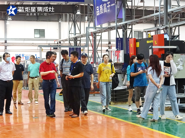 李正衛書記一行參觀藍炬星智能制造生產線