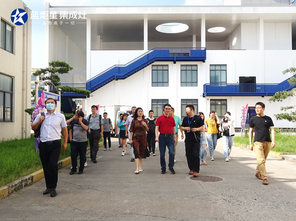 李正衛書記一行參觀藍炬星智能制造生產線