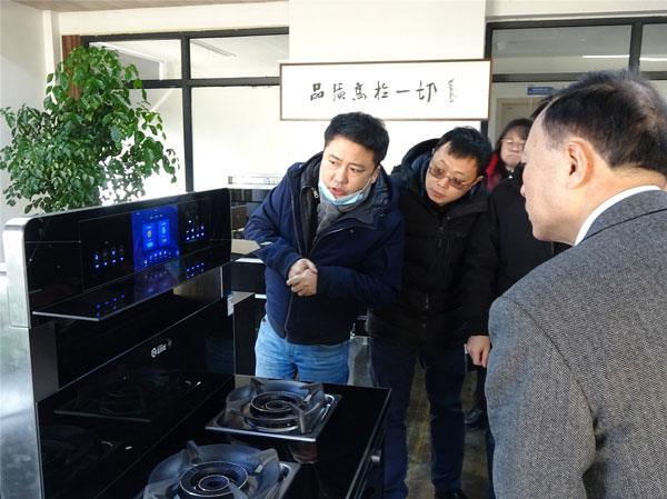 藍炬星市場中心馮總監為協會領導們介紹了即將隆重上市的藍炬星AIOT智能集成灶