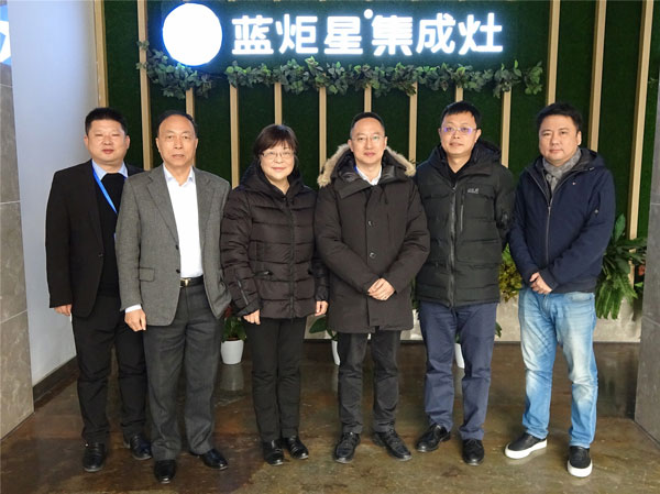 藍炬星董事長錢松良先生與五金協會領導們合影