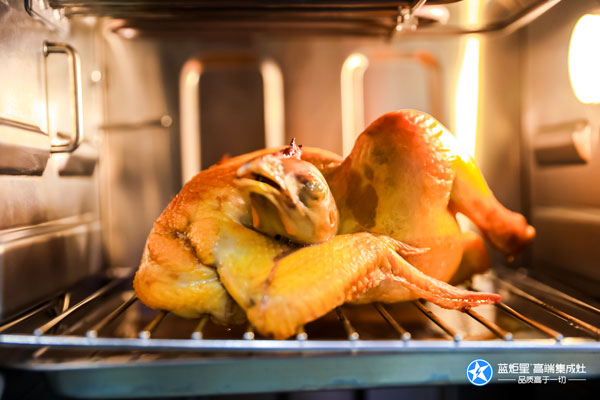 現場黃君先生與藍炬星集成灶為大家烹制美食