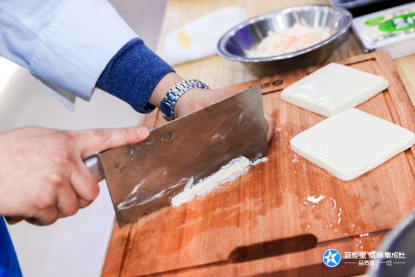 黃君先生展示刀工