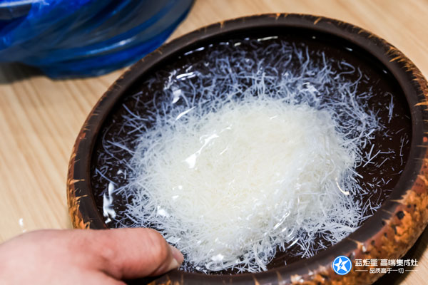 黃君先生展示刀工