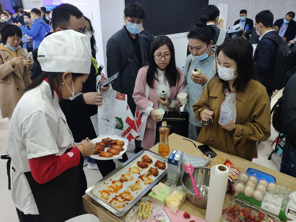 現場烘焙師制作的甜品以及菜肴