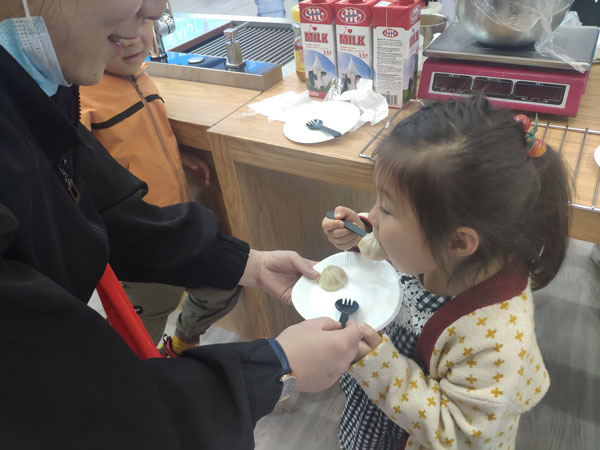 展會現場藍炬星為參展者準備到訪小禮品