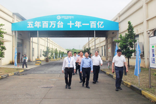 省中小企業(yè)服務(wù)中心婁萬總主任一行蒞臨藍(lán)炬星電器企業(yè)園