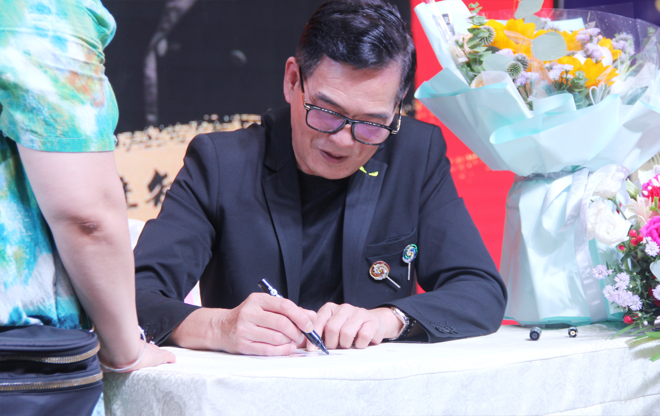 藍(lán)炬星集成灶大明宮旗艦店開業(yè)助陣明星簽名