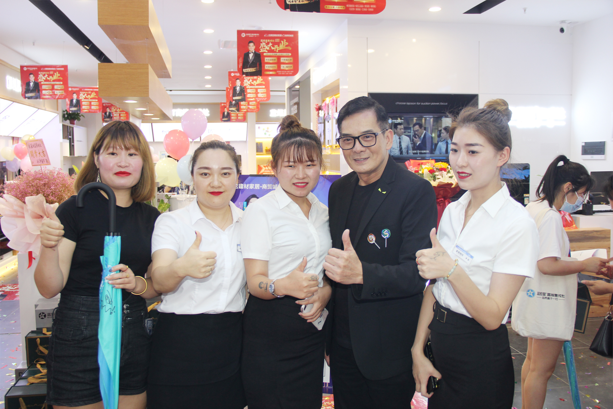 藍(lán)炬星集成灶大明宮旗艦店開業(yè)助陣明星合影