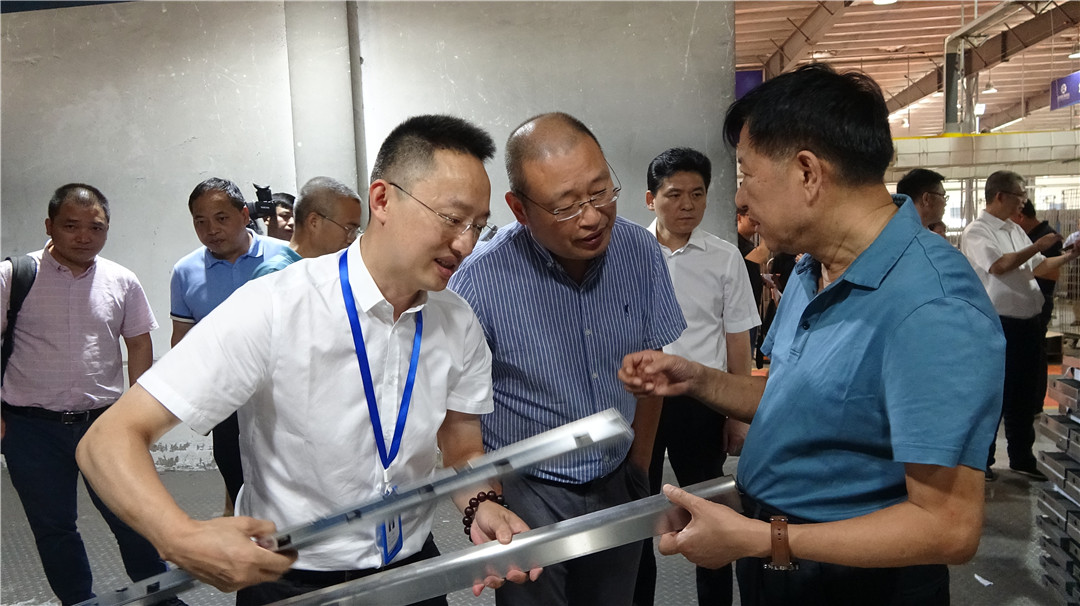 浙智專委主任毛光烈一行到訪藍炬星集成灶，交流產業數字化轉型