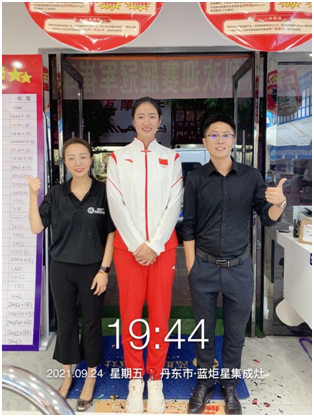 藍炬星集成灶，冠軍之選！東港奧運賽艇冠軍崔曉桐烹飪“神器”新選擇